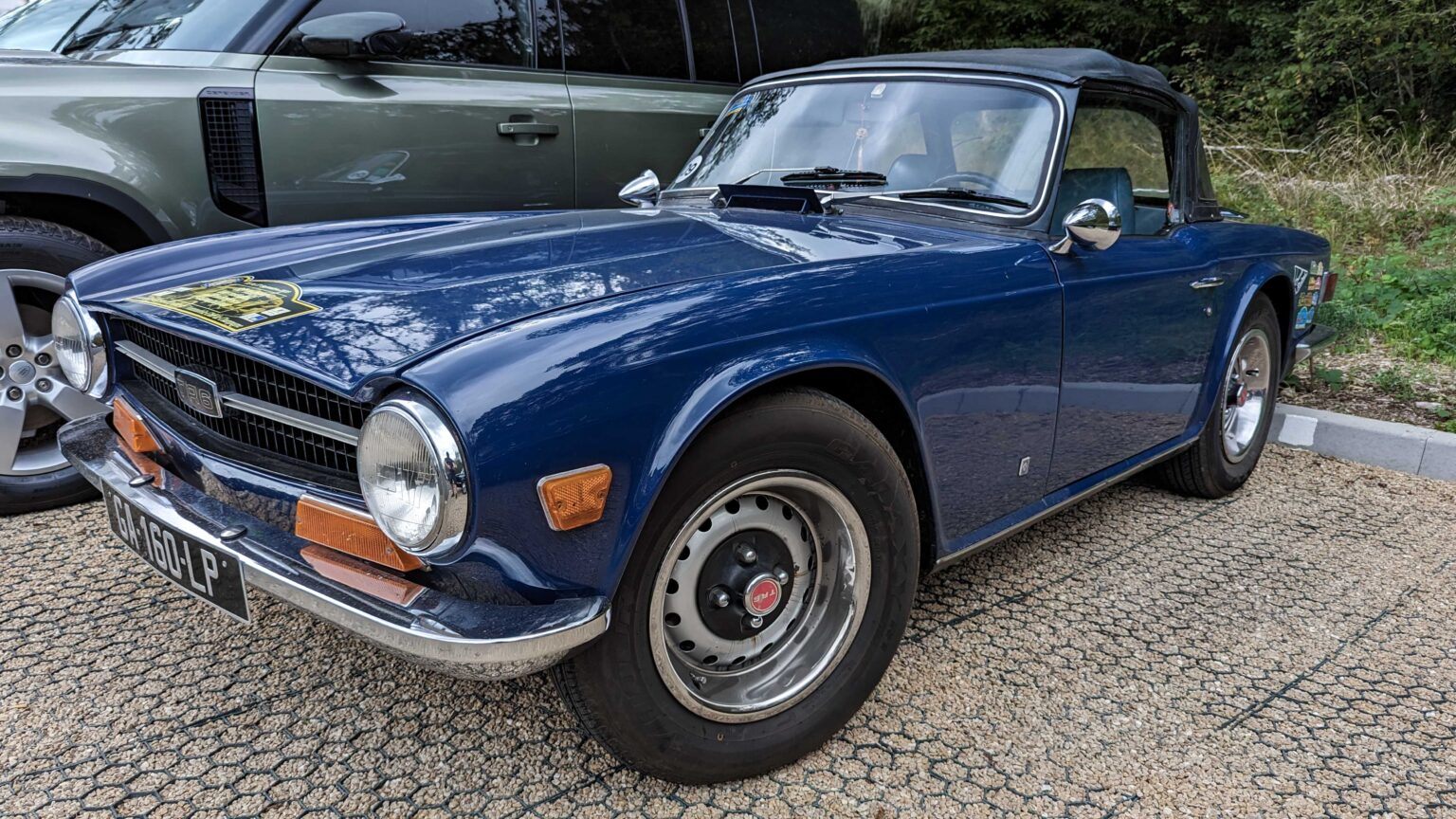 Triumph-TR-6-blue-front-corner