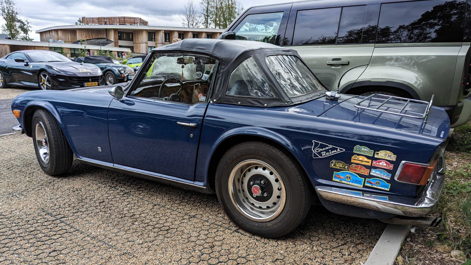 Triumph-TR-6-blue-rear