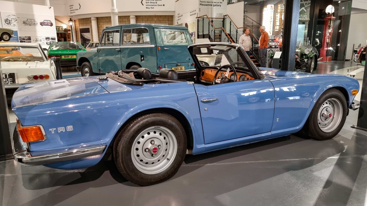 Triumph-TR-6-blue-side