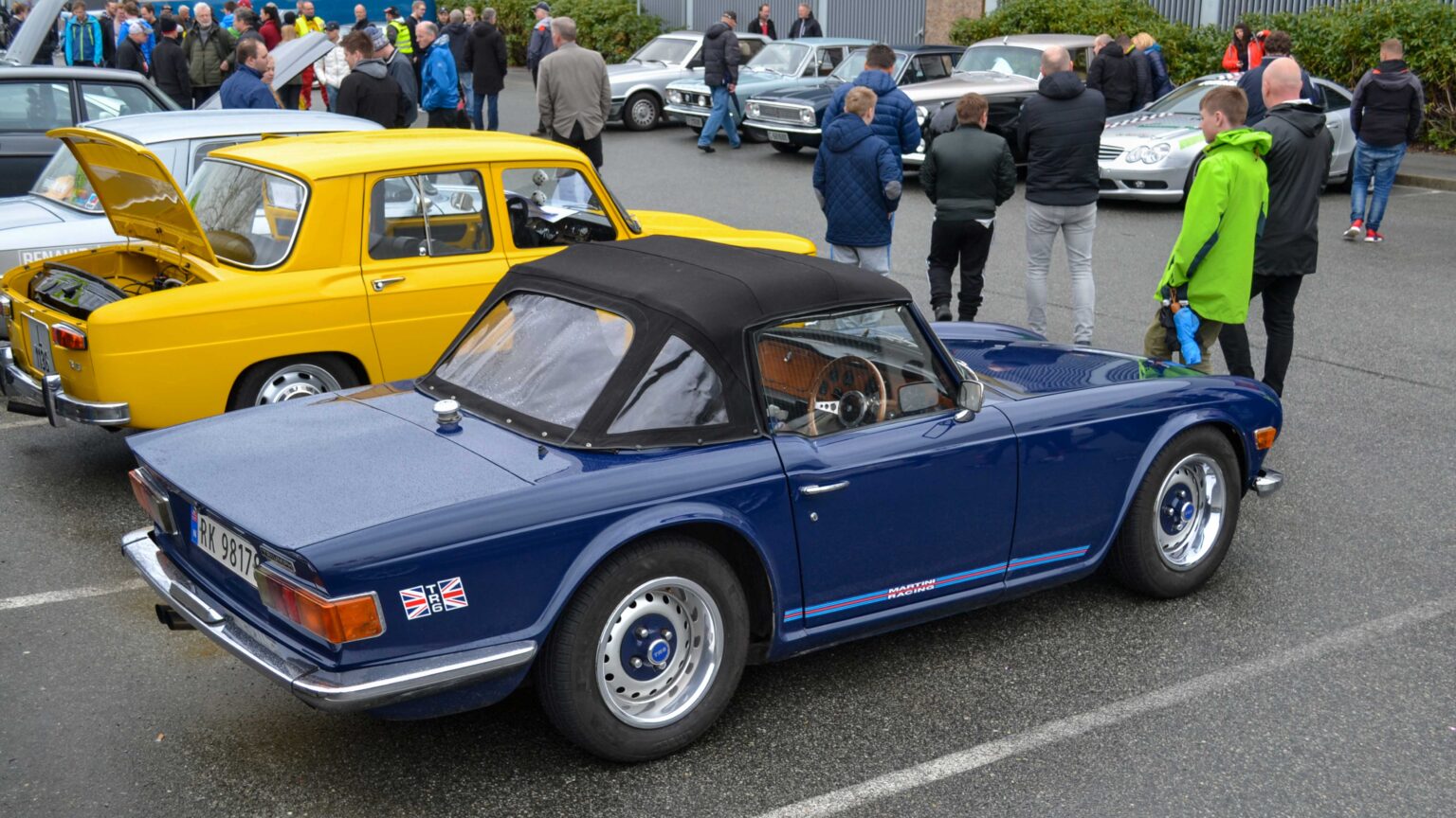Triumph-TR-6-dark-blue