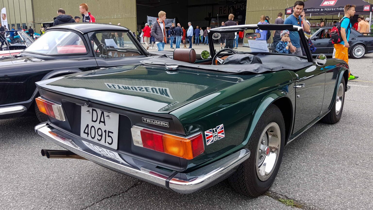 Triumph-TR-6-green-at-meet