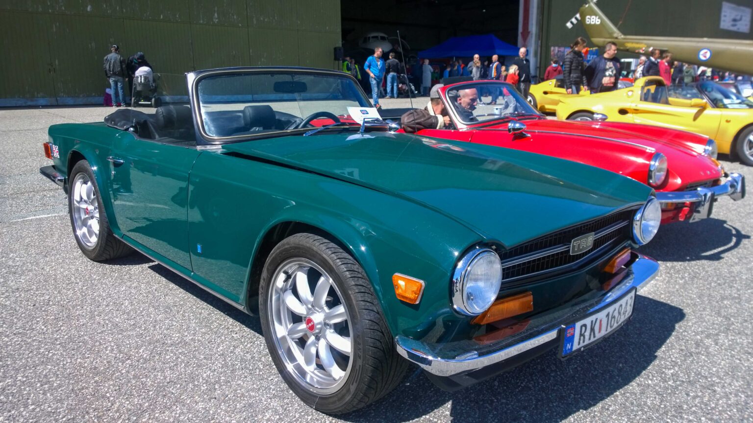 Triumph-TR-6-green-corner