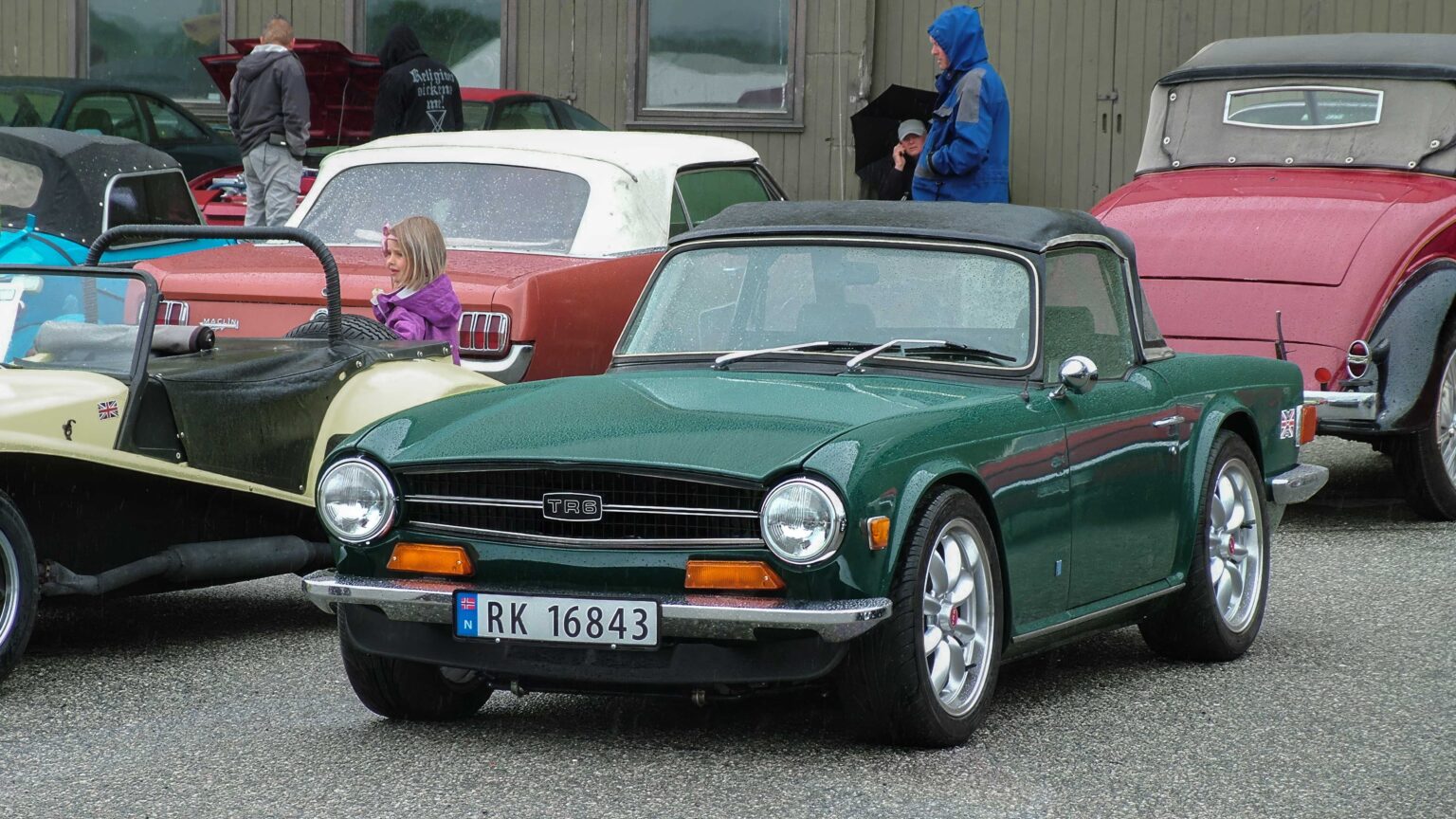 Triumph-TR-6-green-in-rain