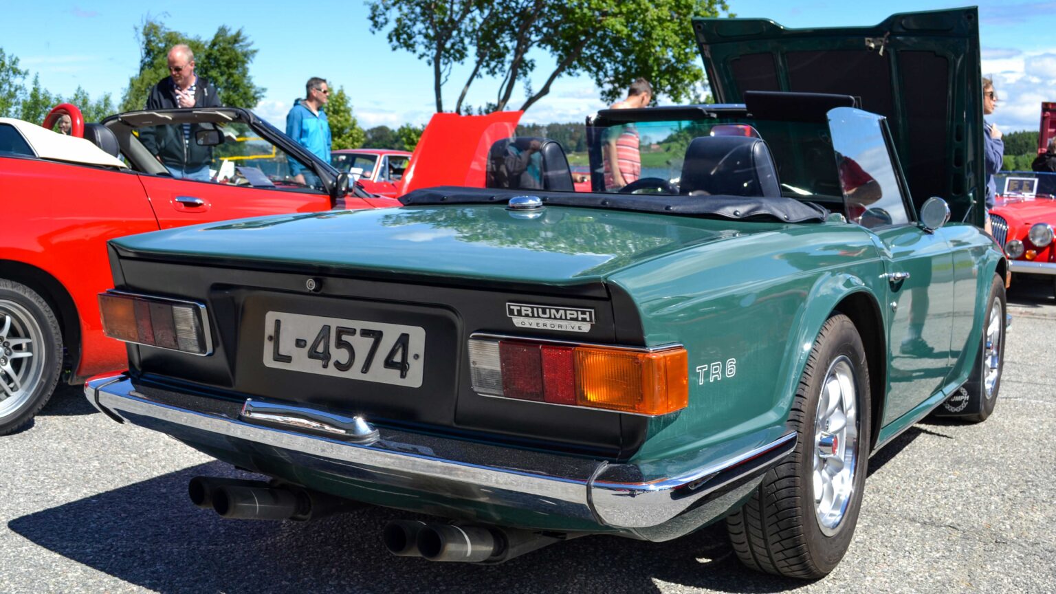 Triumph-TR-6-green-open