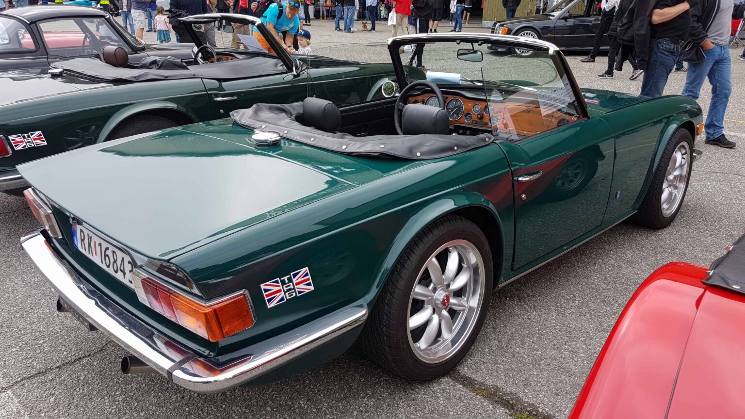 Triumph-TR-6-green-rear