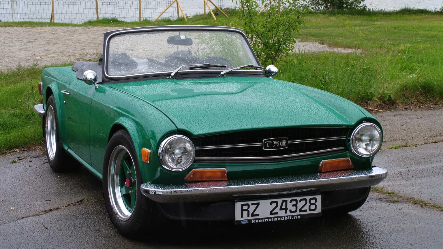 Triumph-TR-6-in-rain