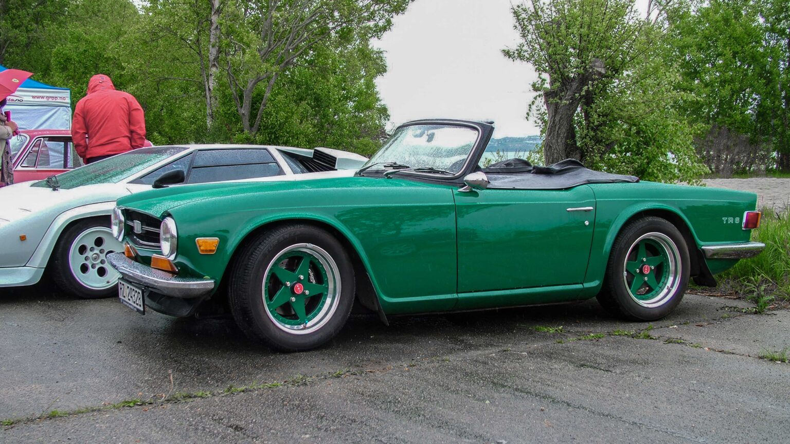 Triumph-TR-6-in-rainy-weather