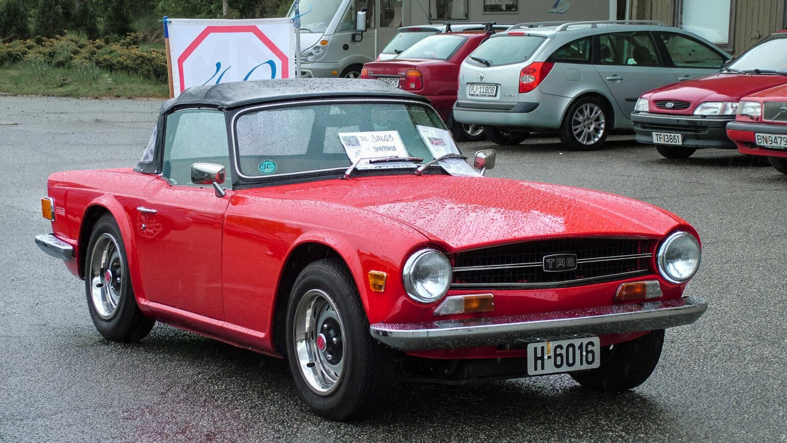 Triumph-TR-6-red-in-rain