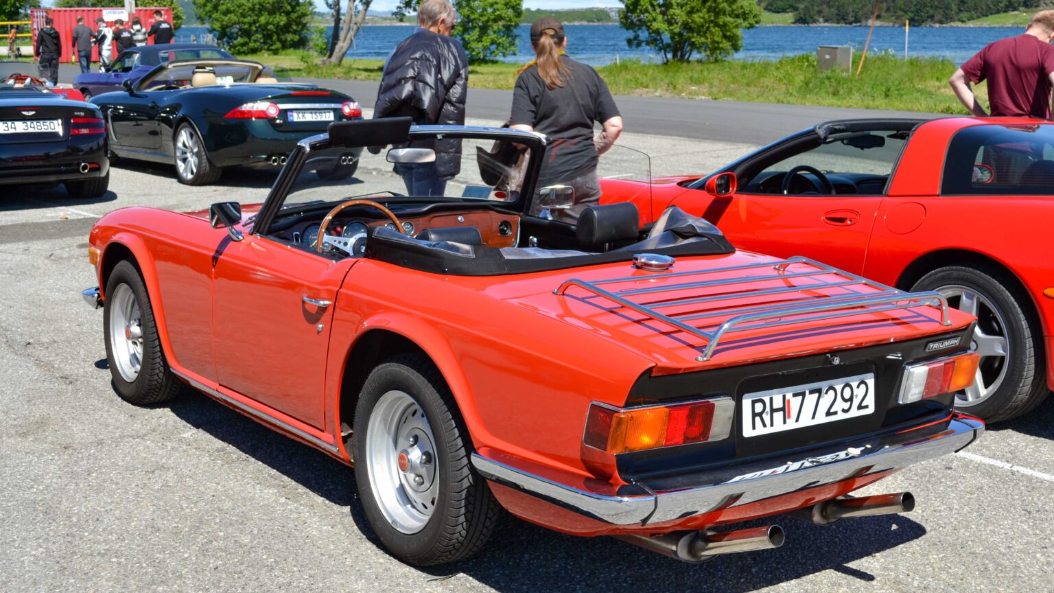 Triumph-TR-6-red-rear