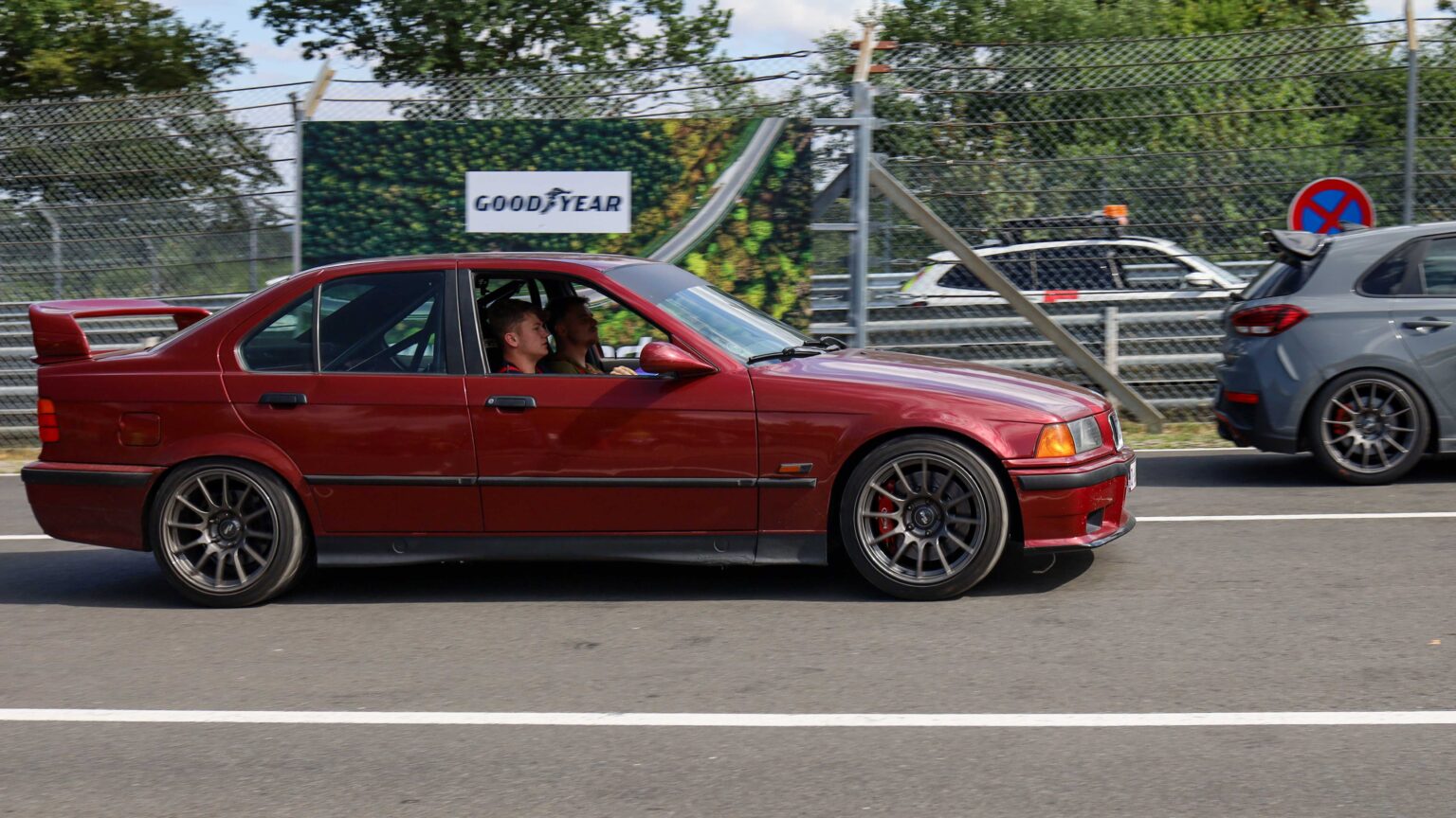 BMW-3-series-E36-at-Nurburgring-startline