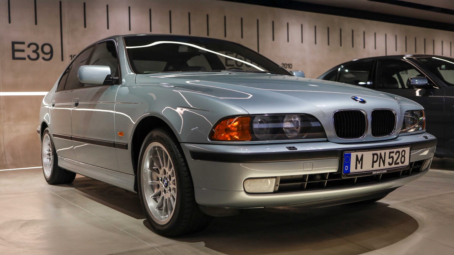 BMW-528i-E39-front