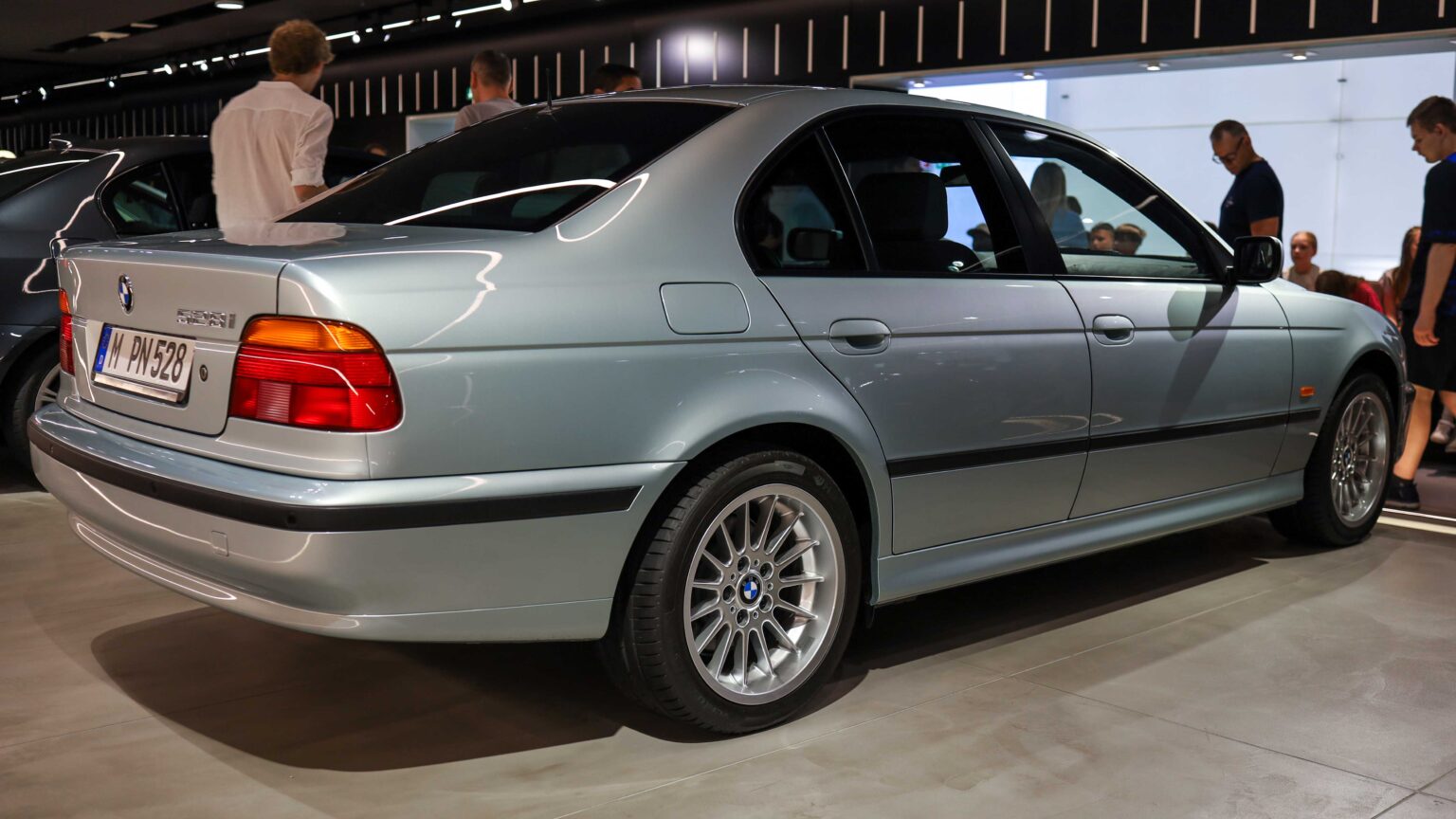 BMW-528i-E39-rear
