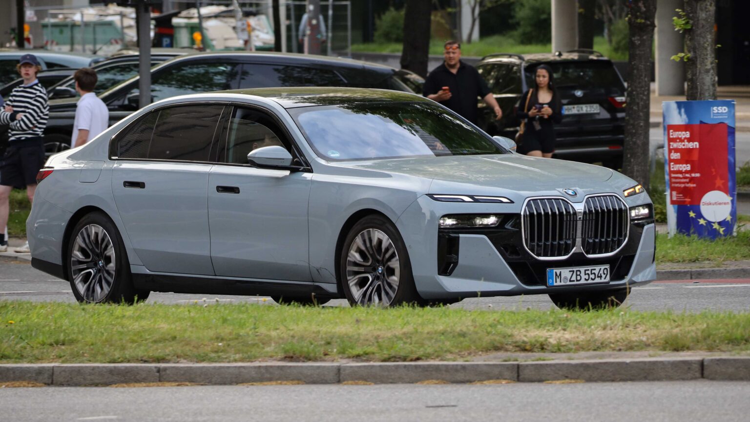 BMW-7-series-driving