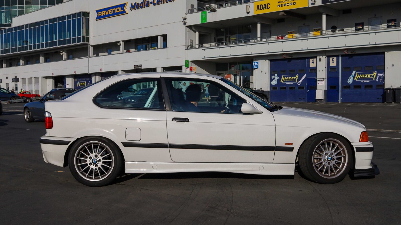 BMW-Compact-E36-at-Nurburgring-pits
