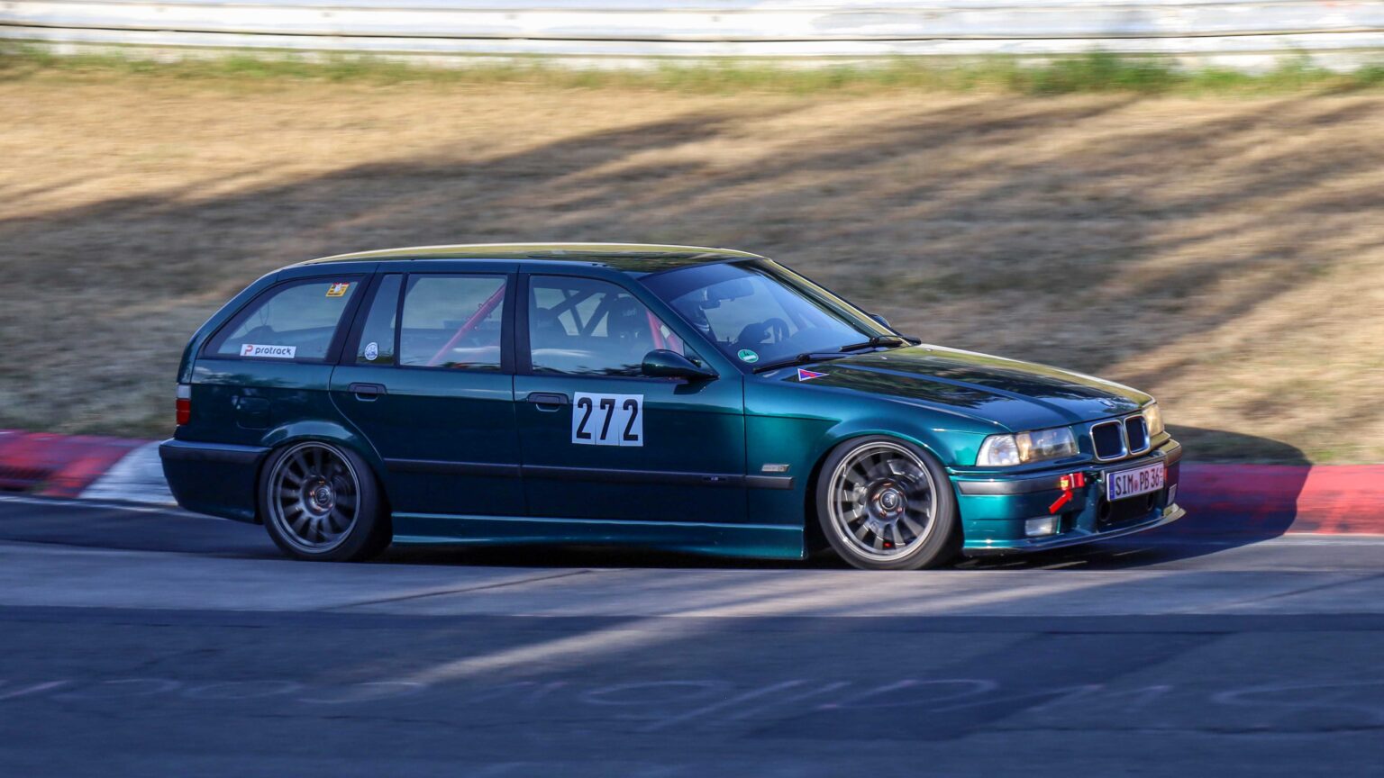 BMW-E36-Touring-at-Nurburgring