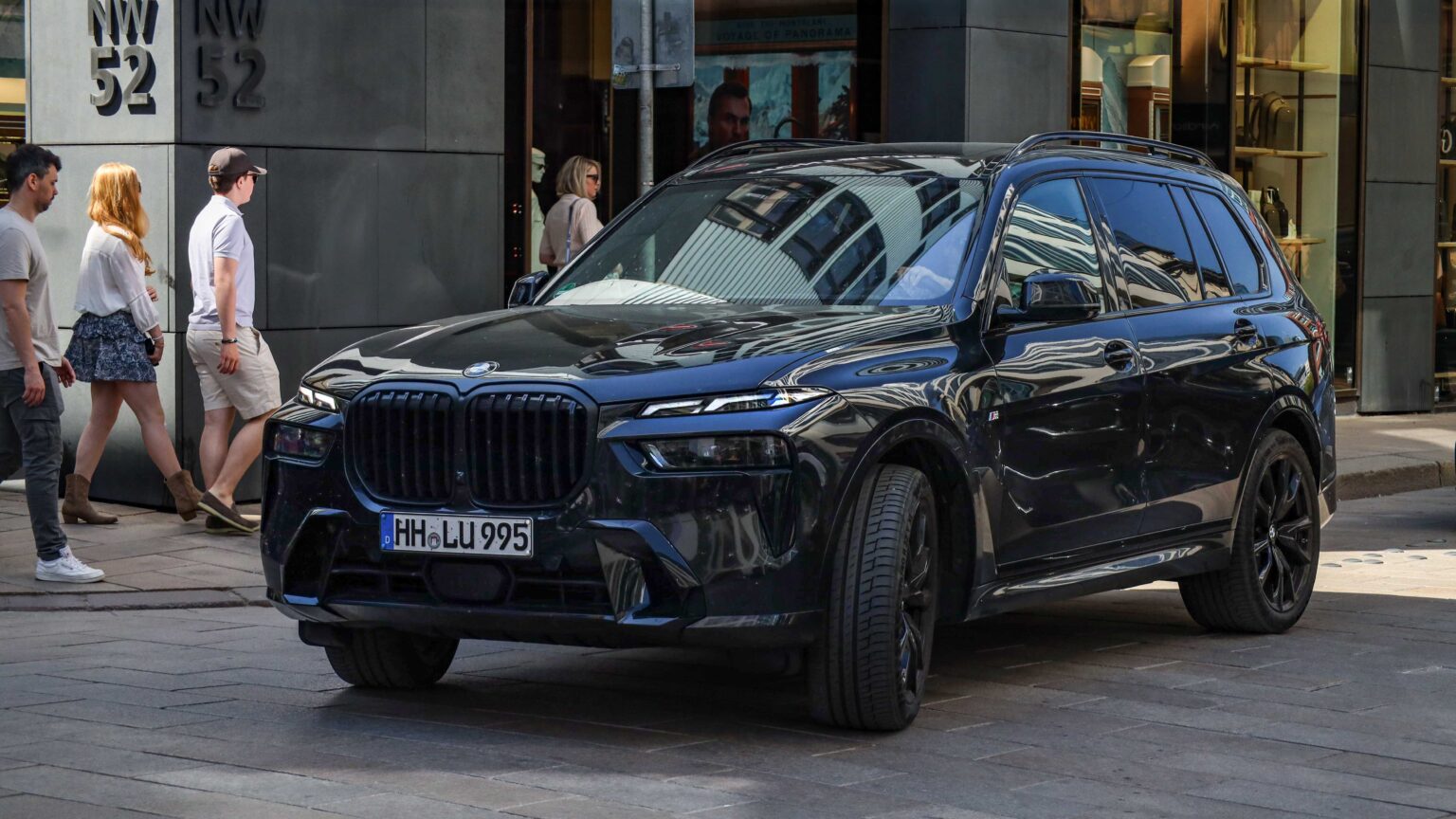 BMW-X7-at-Neuer-Wall