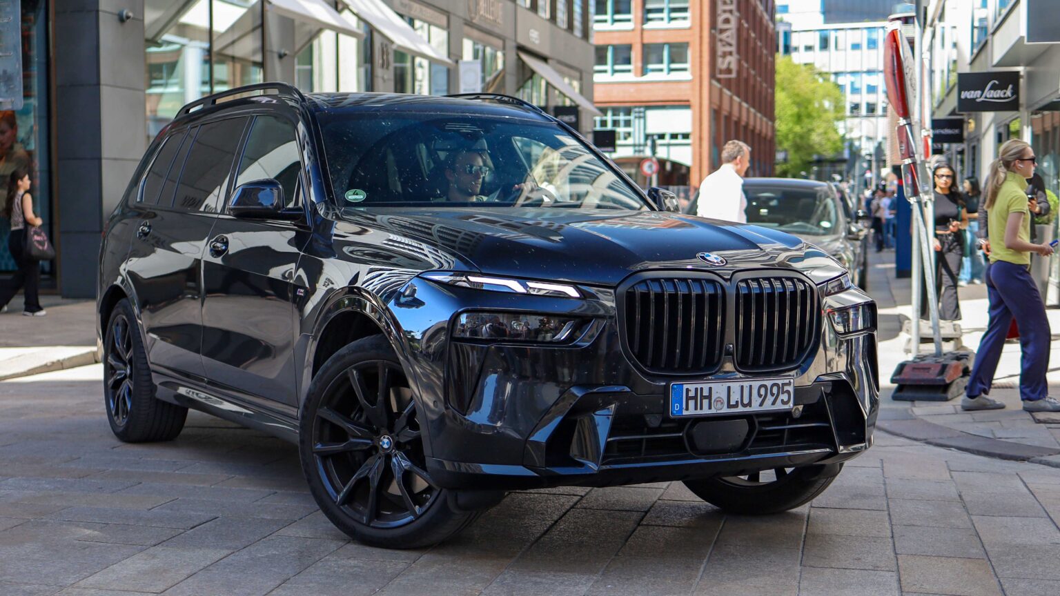 BMW-X7-black-driving
