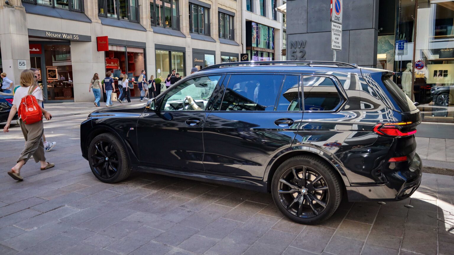 BMW-X7-crossing-Neuer-Wall