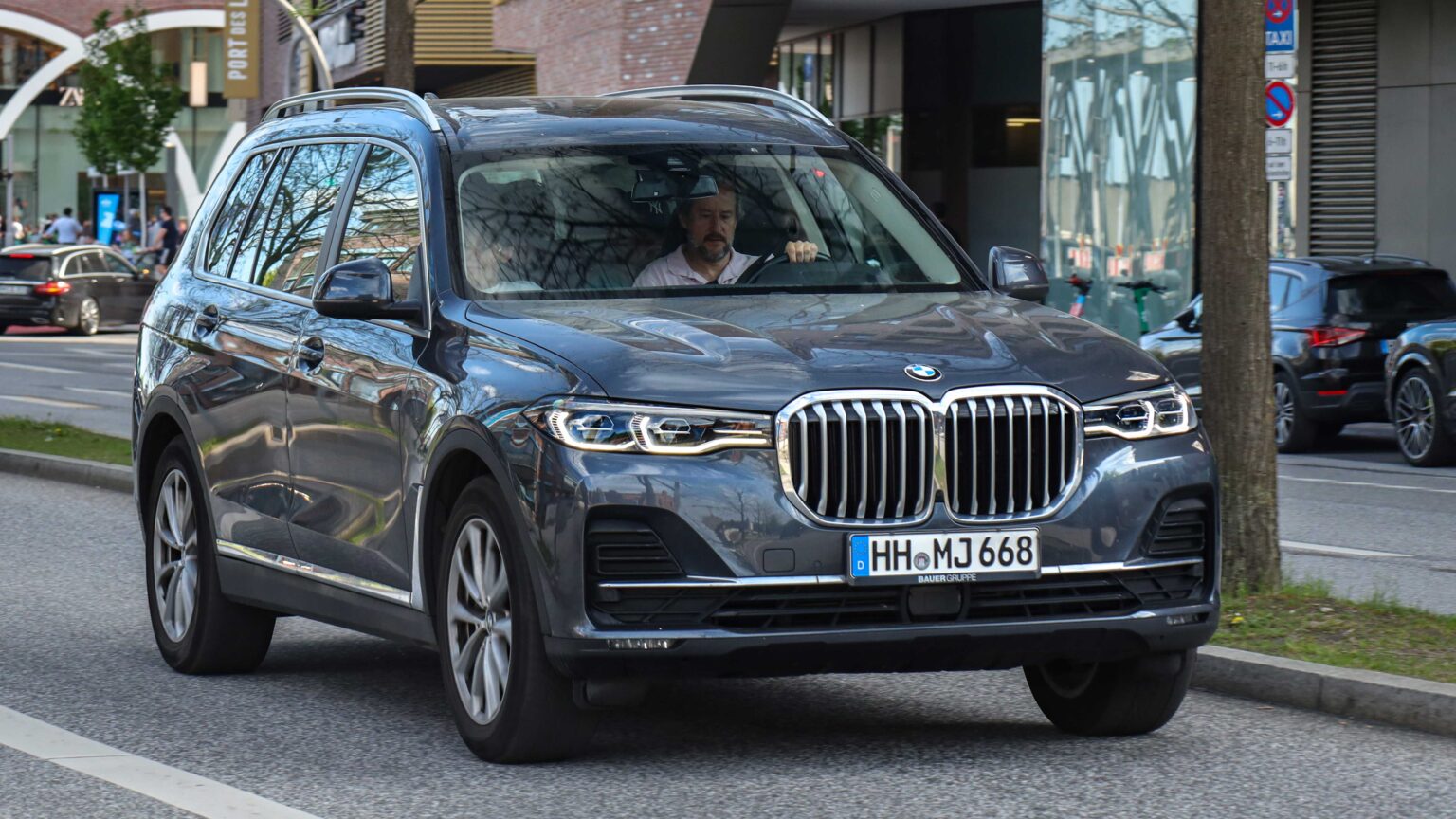 BMW-X7-driving-in-Hamburg