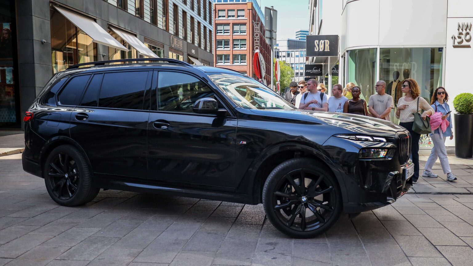 BMW-X7-side