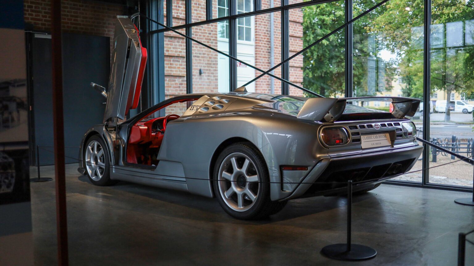 Bugatti-EB110-rear