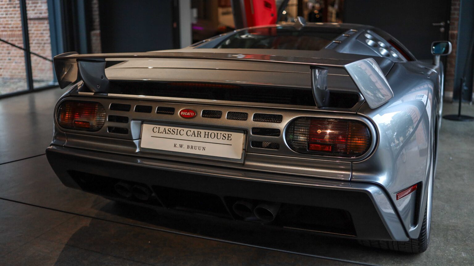 Bugatti-EB110-tail