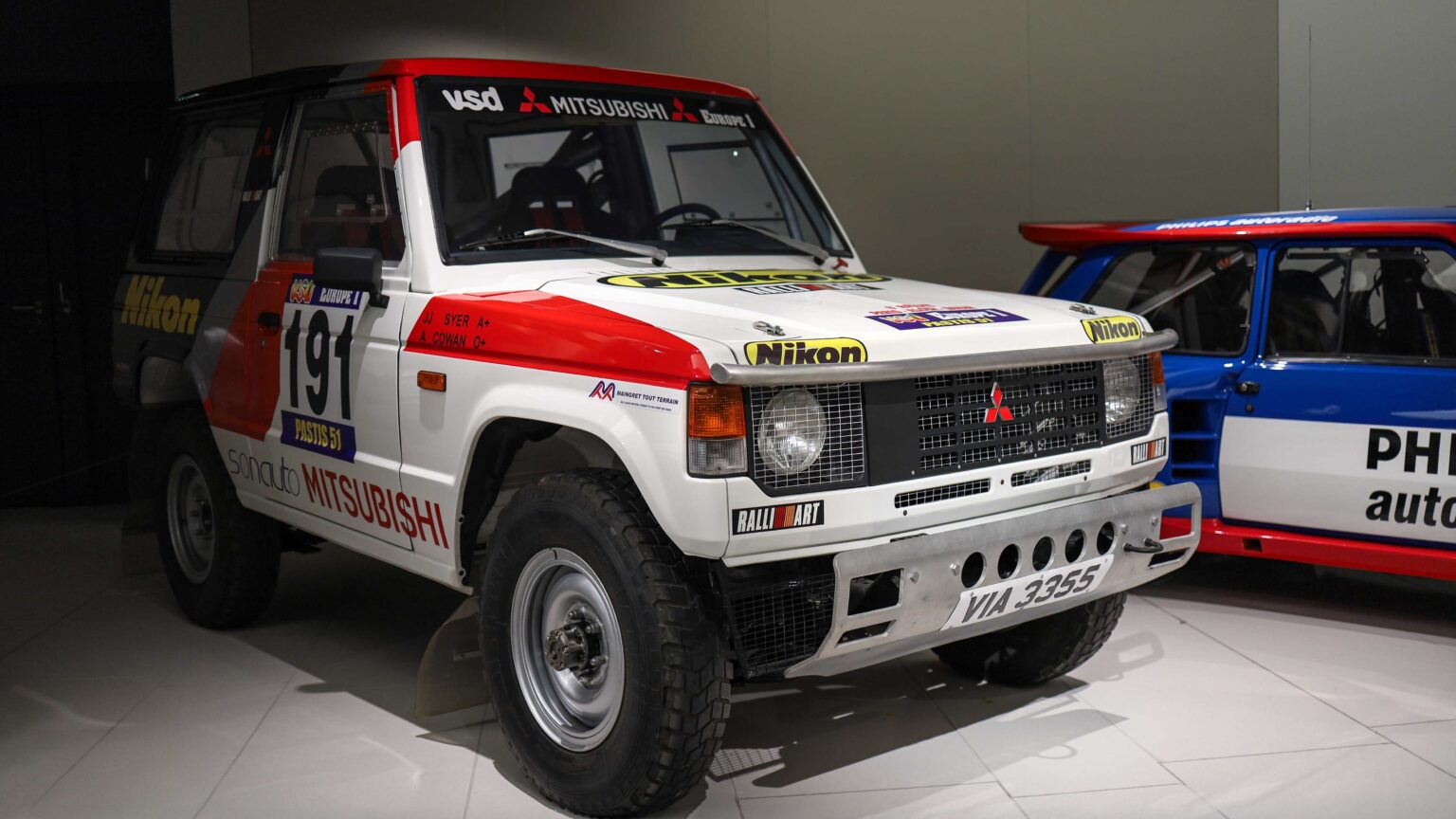 Mitsubishi-Pajero-front