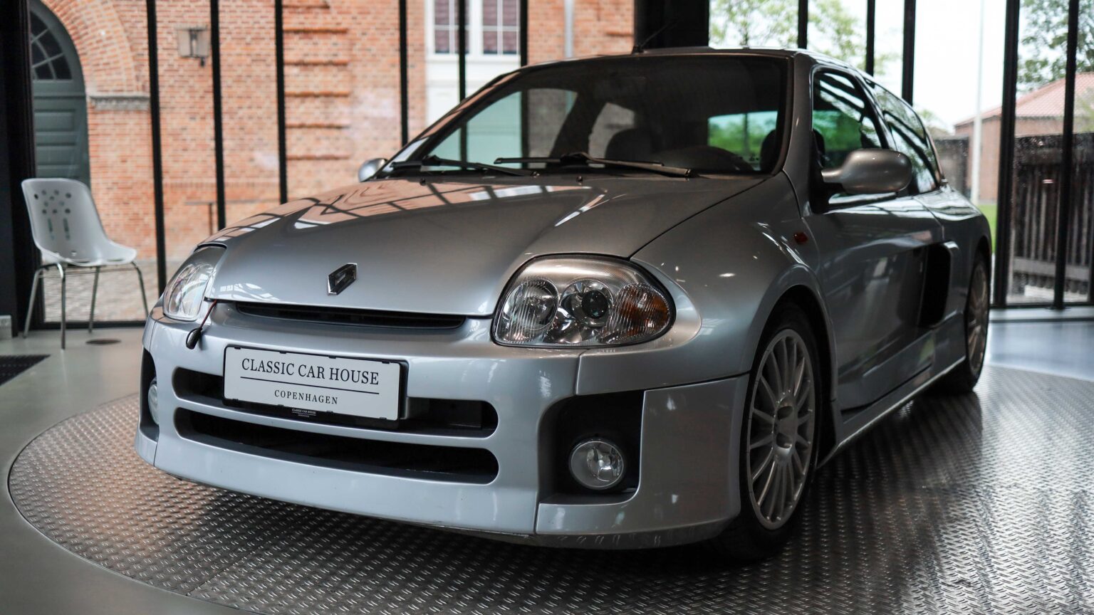 Renault-Clio-Sport-V6-front-silver