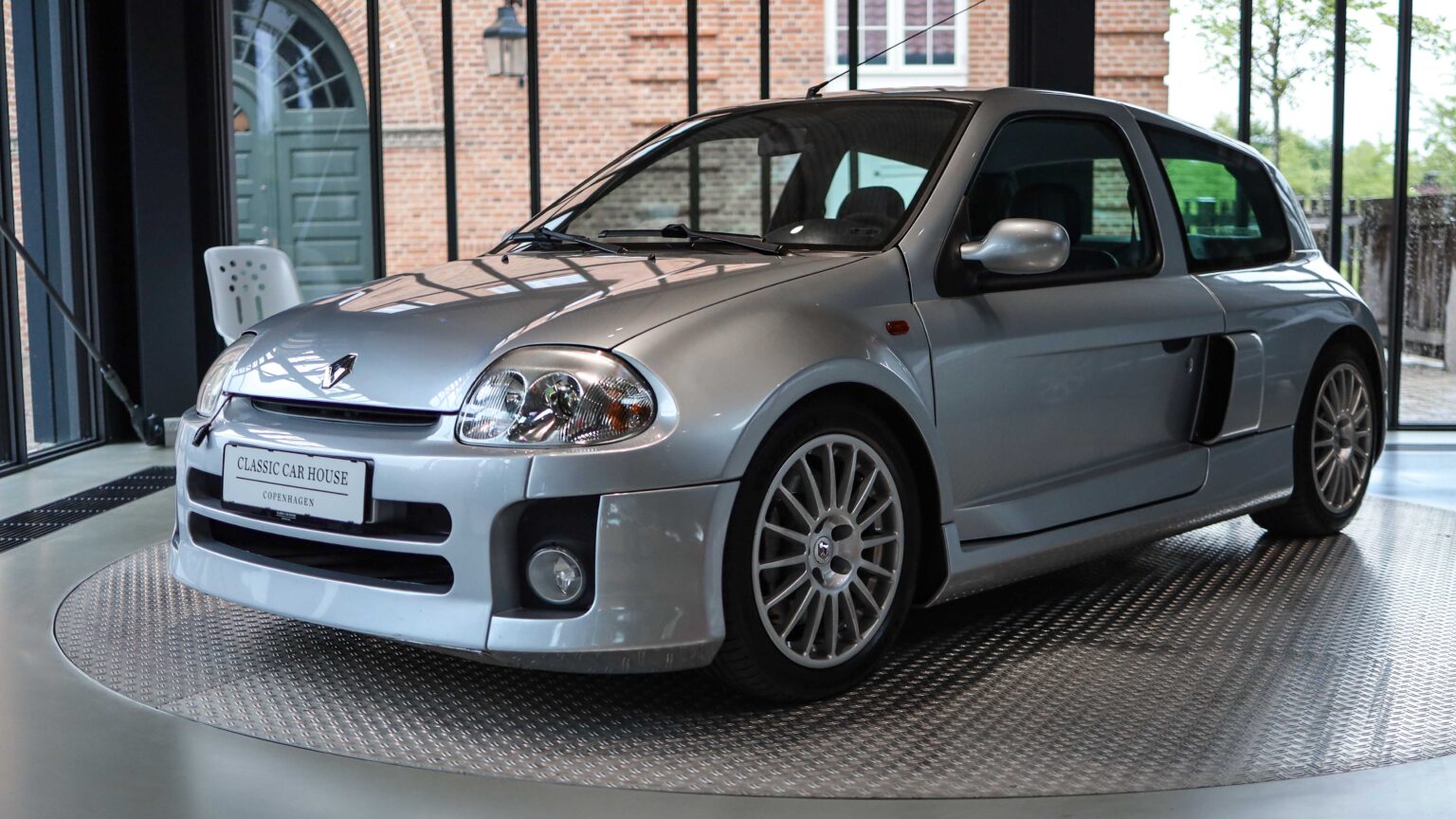 Renault-Clio-Sport-V6-silver-corner