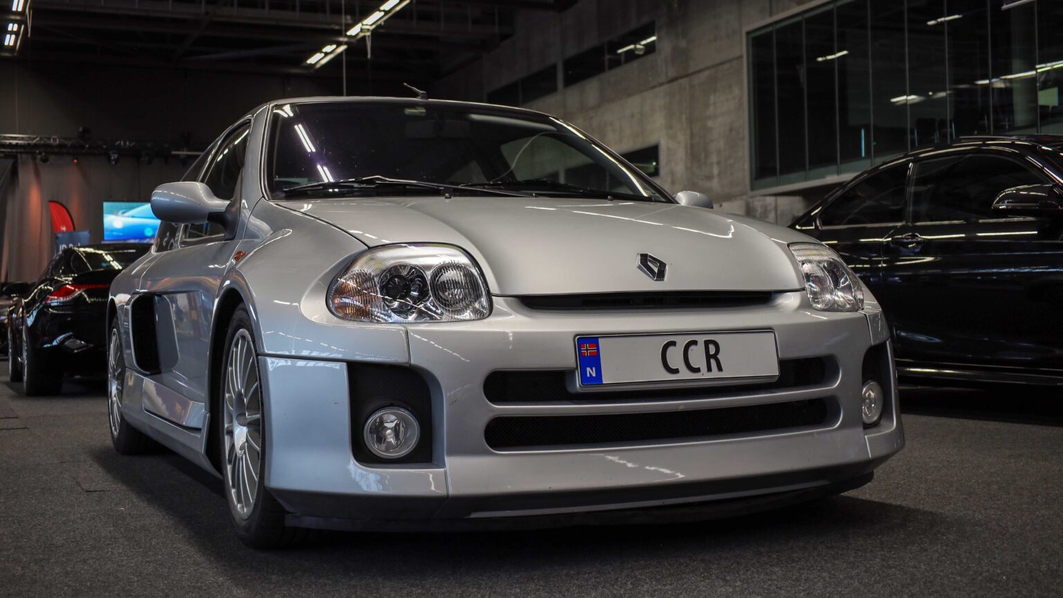 Renault-Clio-V6-Sport-silver-front