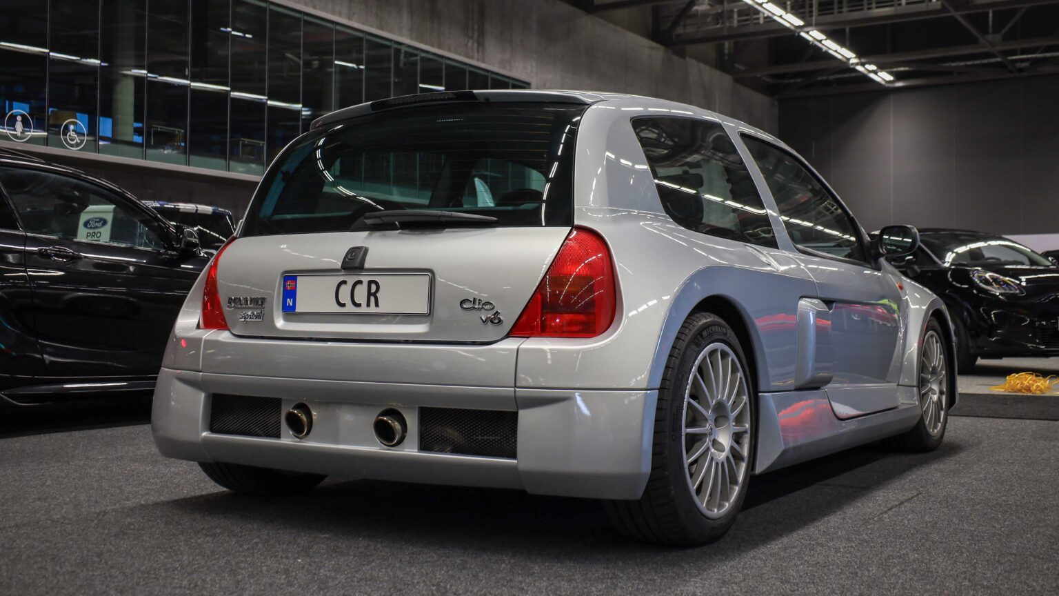Renault-Clio-V6-Sport-silver-rear