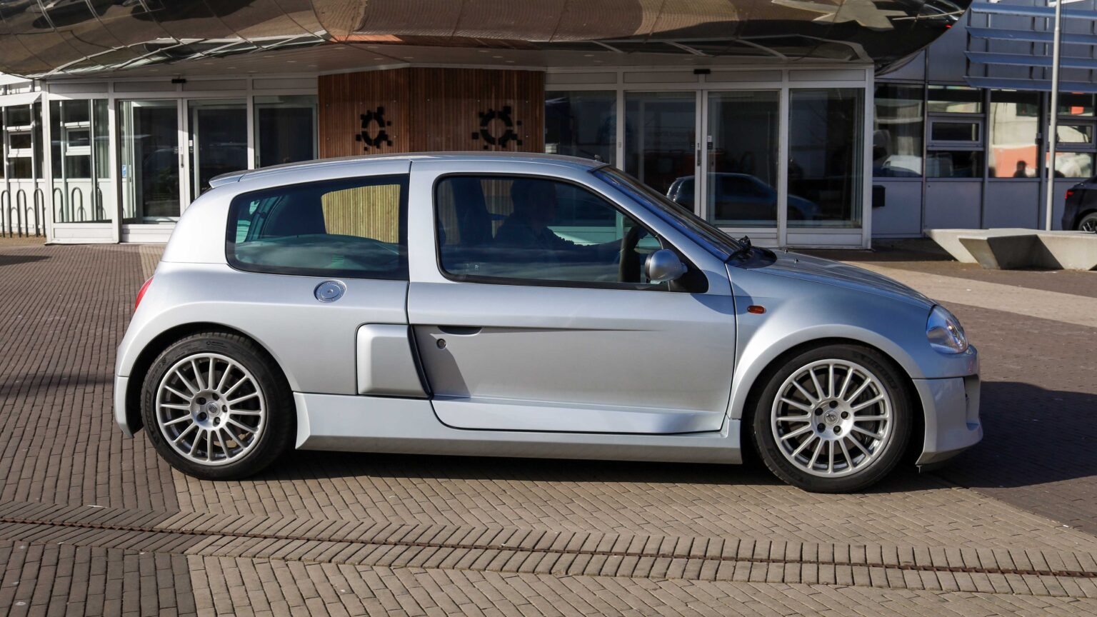 Renault-Clio-V6-Sport-silver-side