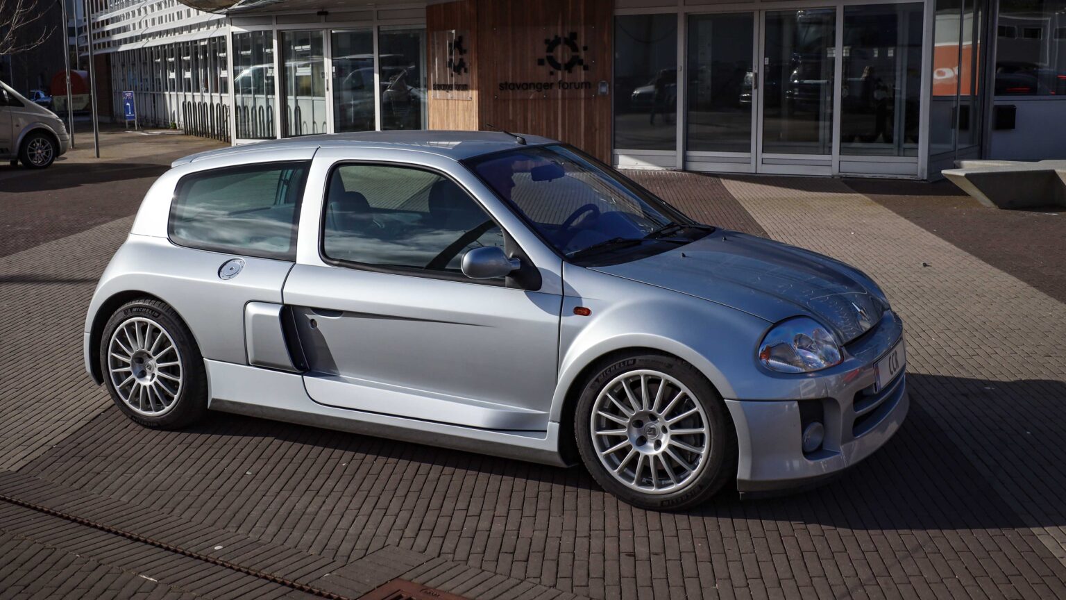 Renault-Sport-Clio-V6-driving