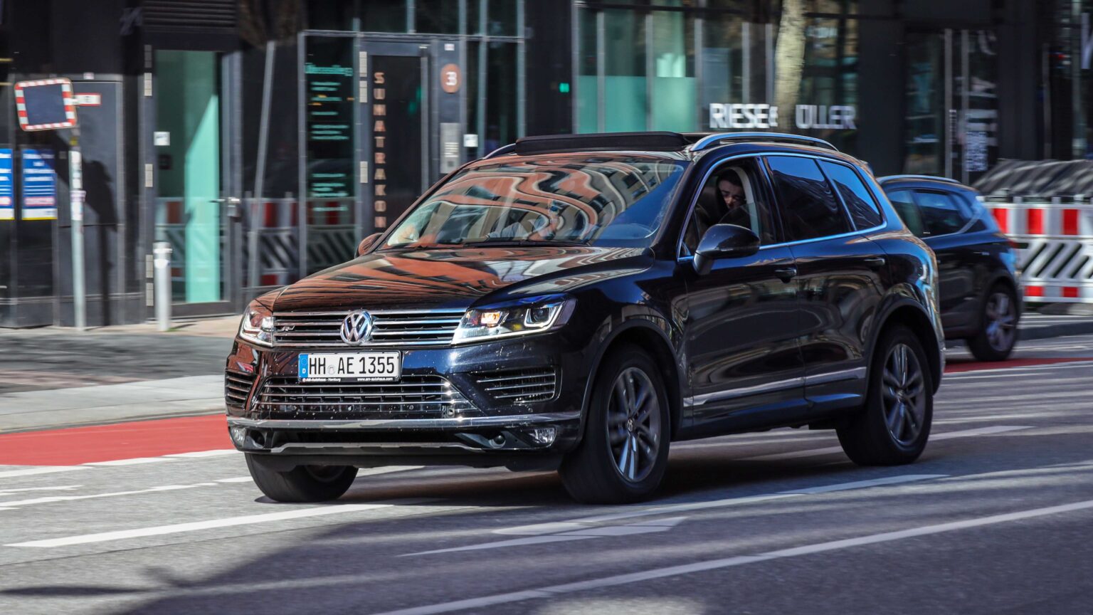 Volkswagen-Touareg-driving