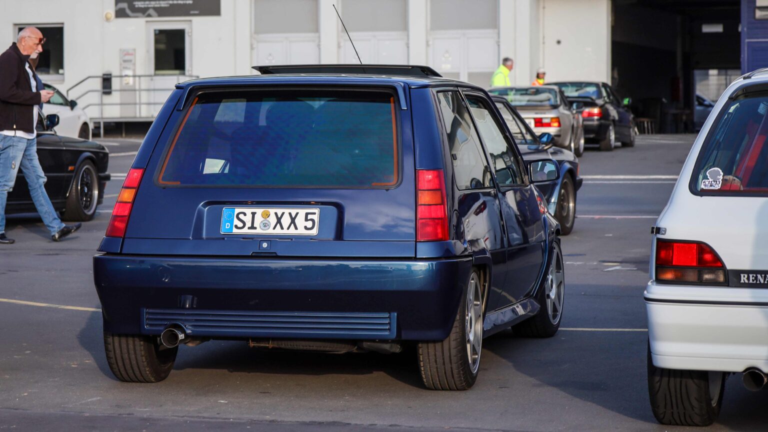 Renault-5-blue-rear