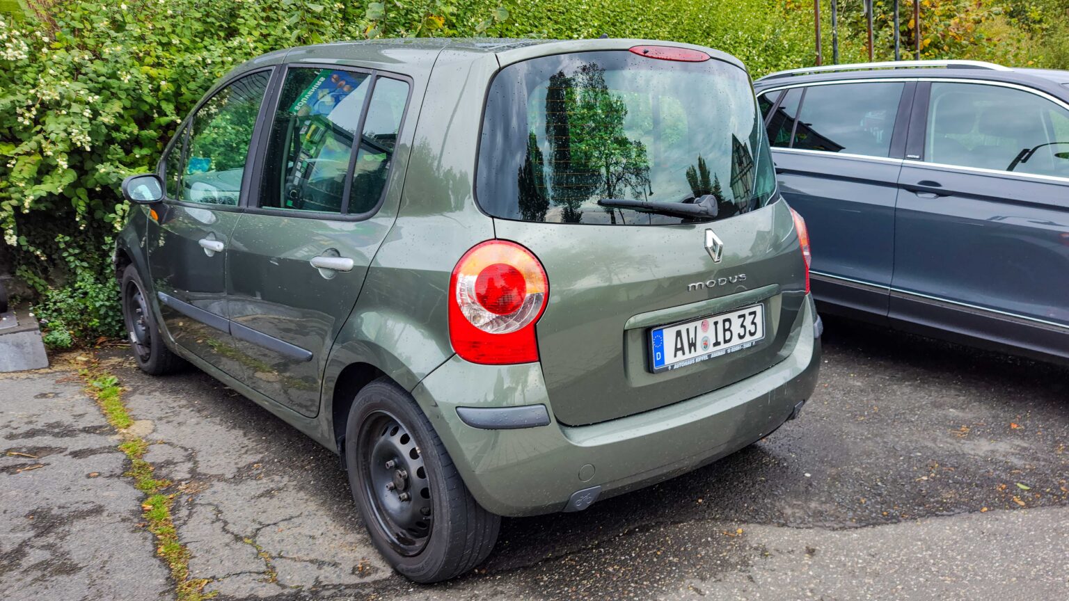 Renault-Modus-parked